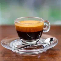فروشنده خانم در زمینه قهوه