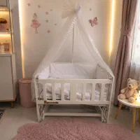 تخت و گهواره  کودک کنار مادر