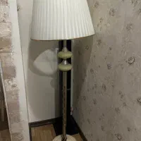 آباژور کنار سالنی ایستاده نو