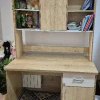 میز تحریر به همراه رابط