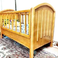 تخت کوچک یکم قدیمی اما جنس چوپ عالی