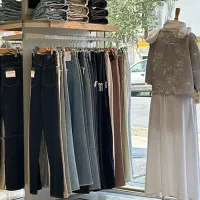 فروشنده پوشاک و شال و روسری