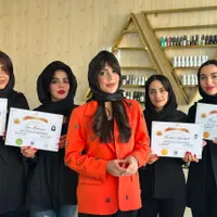 آموزش ناخن و خدمات کاشت و طراحی ناخن