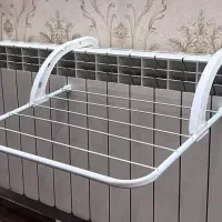بند رخت روی شوفاژ آپارتمانی درب پنجره