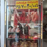 کارگر در مرغ فروشی