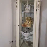ویترین ب همراه وسایل دکوری
