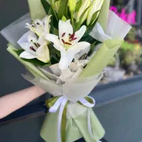 دسته گل لیلیوم سفید با قیمت کف بازار