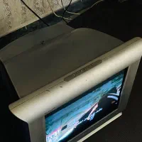 یک عدد تلویزیون قدیمی و ال سی دی ۳۲ اینچ