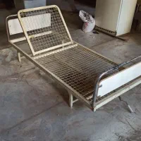 یک عدد تحت بیمارستانی همراه با تشک سالم تمیز