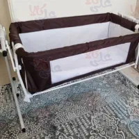 تخت و گهواره کنار مادر