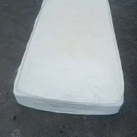تخت به همراه تشک تمیز در حد صفر