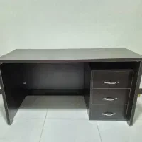 میز اداری و کتابخانه