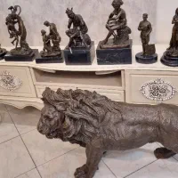 مجسمه برنزی شیر خشمگین
