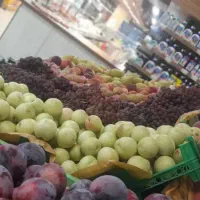 کارگر وارد در غرفه میوه هایپرمی کلاراباد