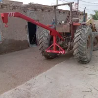 تراکتور. جرثقیل پشت تراکتوری. بالابر