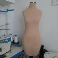 یک عدد مانکن خیاطی
