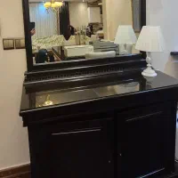 آیینه و کنسول تمیز