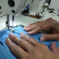 خانم علاقمند به خیاطی