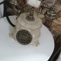 تلفن و میز تلفن باهم