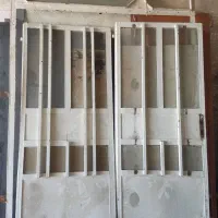 دو عد پنجره ویک عدد درب ورودی