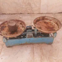 ترازو همراه با سنگ