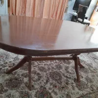 میز چوبی بدون صندلی سالم