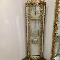 ویترین و ساعت  برنجی ایستاده...