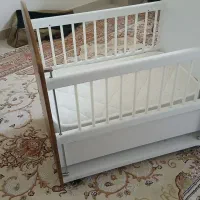 تخت کنار مادر