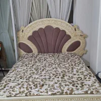 سرویس تخت تاج دار بهمراه پاتختی و آینه و دراور