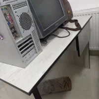 میز تحریر و کامپیوتر