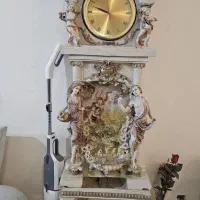 ساعت و آبنما ایستاده