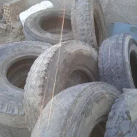 تعدادی لاستیک کامیون