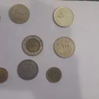 تعدادی سکه و اسکناس