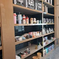 کارگر ساده در فروشگاه لوازم آشپزخانه