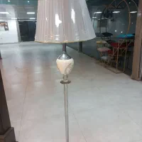 آباژور ایستاده