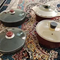 تعدادی قابلمه و ماهیتابه