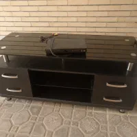 میز تلویزیون شیشه‌ای مشکی ۴ کشو سالم و جادار