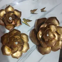 دیوارکوب رنگ قهوه ای  همراه با پروانه های دورش
