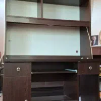 میز کامپیوتر و کتابخانه