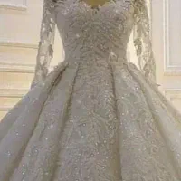 به علت جمع آوری مغازه کلیه لباس عروس فروشی
