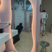 دو عدد آینه قدی با میز