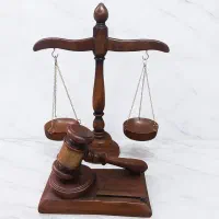 مجسمه تندیس ماکت چکش و ترازو عدالت ویژه وکیل قاضی