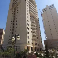 چشم انداز بی انتها برج با مشعات ابی
