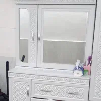 دلاور آرایشی و ساعت ایستاده