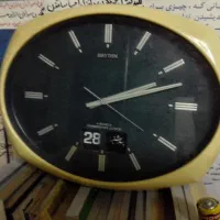 ساعت دیواری قدیمی ، خراب است کار نمیکنه