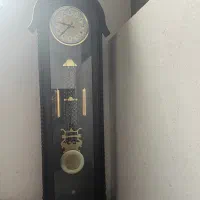 ساعت ایستاده و سالنی کاملا چوبی
