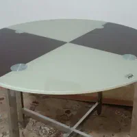 یک عدد میز ناهارخوری چهارنفره درحد نو