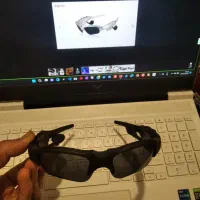 عینک آفتابی و هدفون