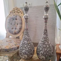 یک جفت تنگ قلم زنی شده هنر زیبای قلم زنی