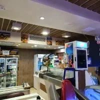 کارگر بوفه باشگاه بدنسازی در سه شیفت کاری